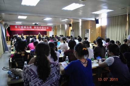 学习婚姻法规 创造幸福生活 游植龙律师讲座现场